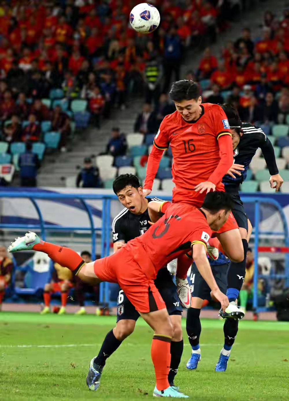 博鱼-国内足球联赛赛事精彩纷呈，球迷热情高涨(国内足球联赛排名)  第1张