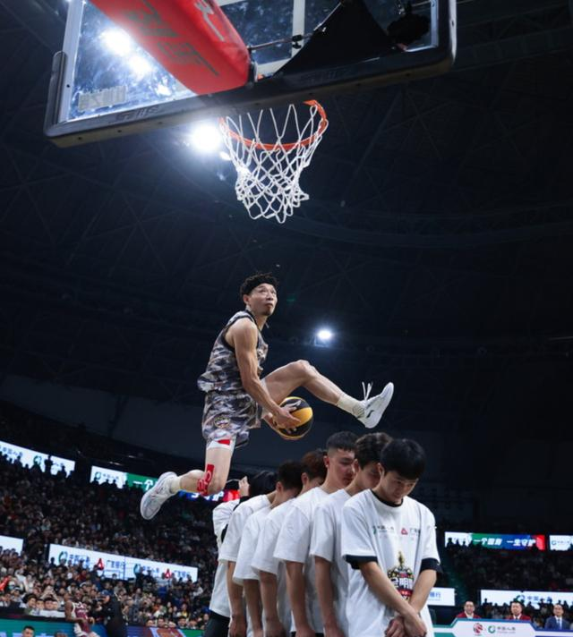 博鱼体育-CBA球员荣膺MVP，刷新得分纪录(cba球员mvp排名)  第1张